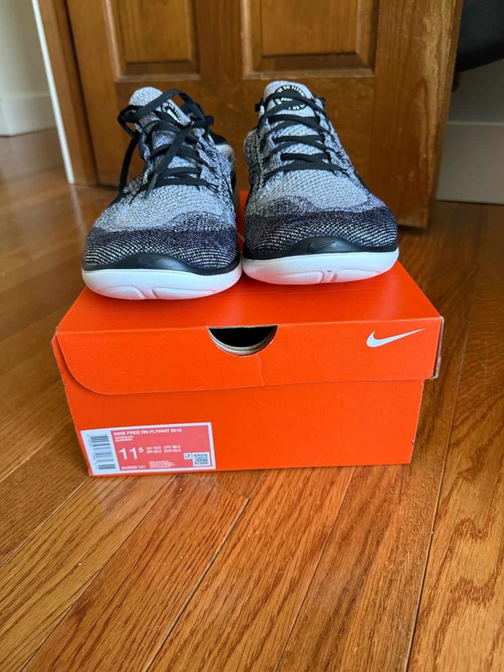 Never worn and with original boxNike Flyknit Sneakers in Black and White